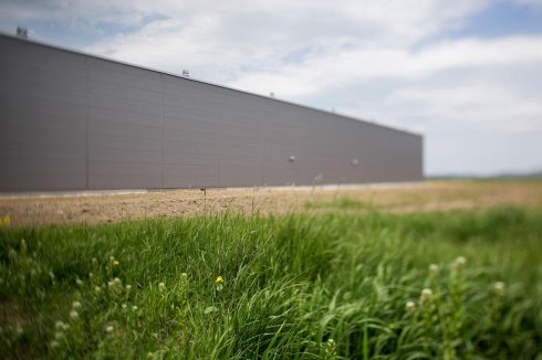 Hala produkcyjna Eco-Line na tle roślin